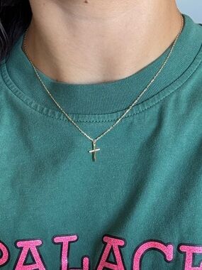 Gold cross necklace in great condition super cute and dainty perfect small size